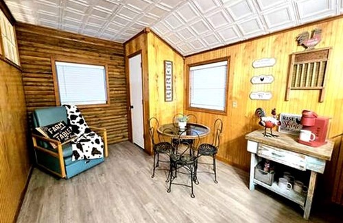 Jefferson Cabin | Charming Barn Retreat Surrounded by Nature Near Lake O the Pines in Texas