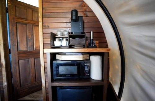 Satin House | Charming Caravan with Barbecue and River Sights in Chilton, Texas