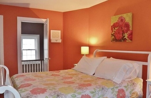 Brunswick House | Charming, Downtown, Walk Everywhere, Spacious, Clean, 70" TV, Sleep Number Beds