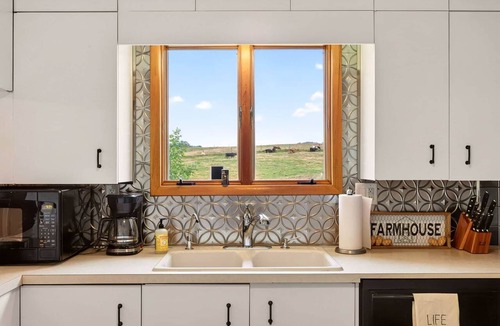 Palmyra House | Charming Farmhouse Retreat