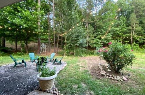 Boles House | Charming Group Cottage with Amazing Equipped Backyard in Arkansas