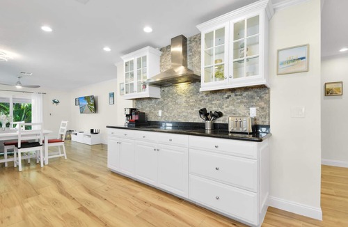 Naples Park Villa | Charming house in Naples Park one mile from Vanderbilt Beach