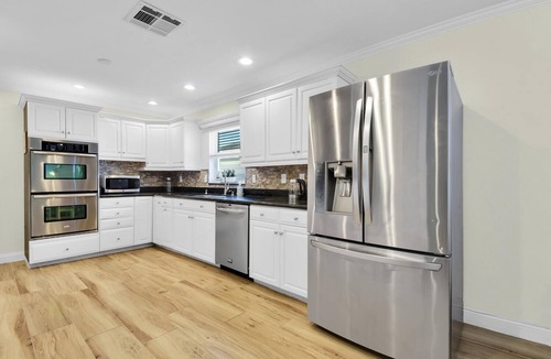 Naples Park Villa | Charming house in Naples Park one mile from Vanderbilt Beach