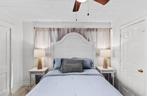 Mooringsport House | Charming Ivy Street House with porch swing
