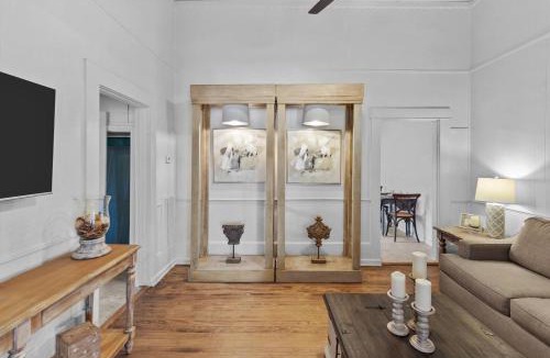 Mooringsport House | Charming Ivy Street House with porch swing
