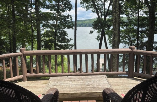 Paupack Cabin | Charming Lakefront Cabin with private dock - kid and pet friendly!