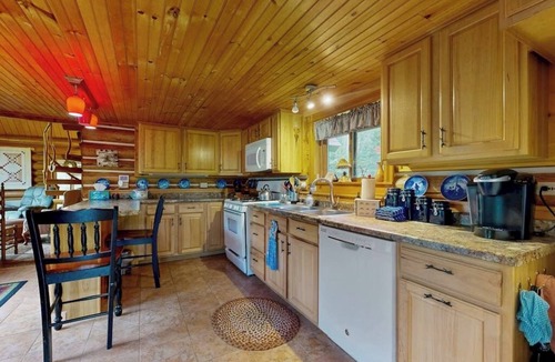 Greenville Cabin | Charming log cabin on 50 acres w/Kayaks, Row boat, Firepit, Skiing and more
