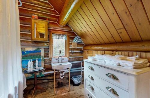 Greenville House | Charming log cabin on 50 acres w/Kayaks, Row boat, Firepit, Skiing and more