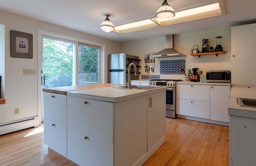 Wakefield-Peacedale House | Charming Matunuck Artist Retreat | Private Yard, Screened Porch & Pet-Friendly Beach Getaway