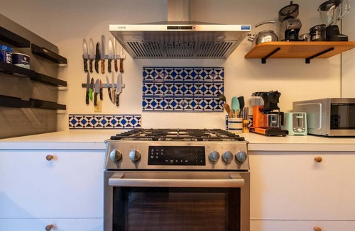 Wakefield-Peacedale House | Charming Matunuck Artist Retreat | Private Yard, Screened Porch & Pet-Friendly Beach Getaway