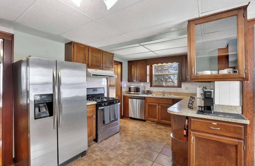 Newark House | Charming Newark Home|King Bed+Theater room