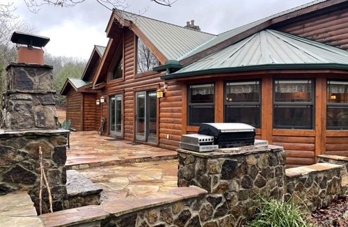 Tellico Plains Cabin | Charming, Pet-Friendly Cabin with Private Lake and Hot Tub, for Unforgettable Retreats to Nature in Tellico Plains