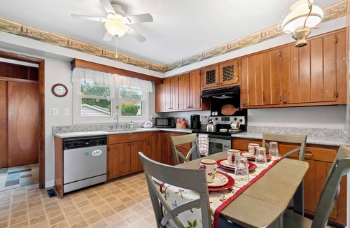 Erie House | Charming Presque Isle 3BR - Near Hospitals & Lake