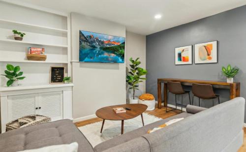 Castle Shannon House | Charming Remodeled 3-BR Bungalow near Attractions