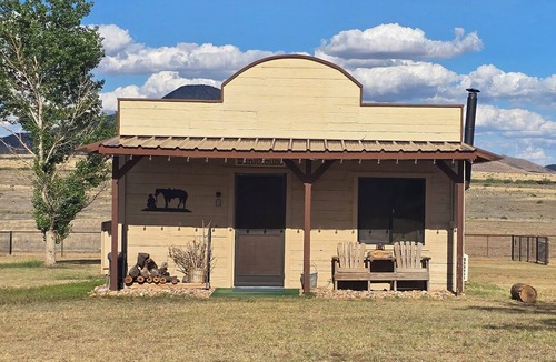 Elgin Cabin | Charming Rustic Ranch Cabin With Mountain Views Near Wineries