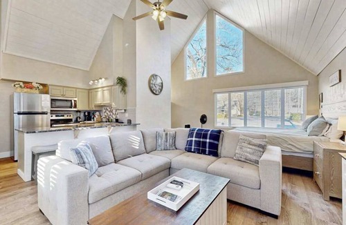 Sapphire Condo | Charming Sapphire, NC Condo: Cozy, Dog-Friendly, Pool, Golf Course, & More