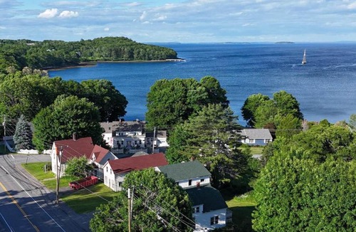 Glen Cove House | Charming Stylish & Cozy Coastal Retreat