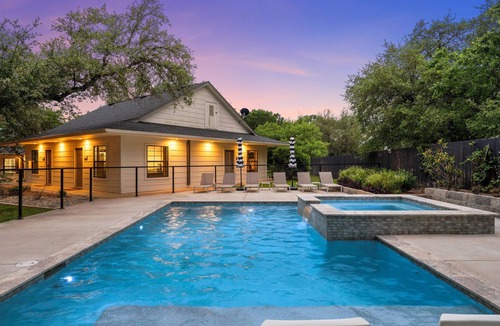 Crawford Cabin | Charming Tiny House #3 Getaway with Pool: 20 minutes from Baylor and Magnolia!