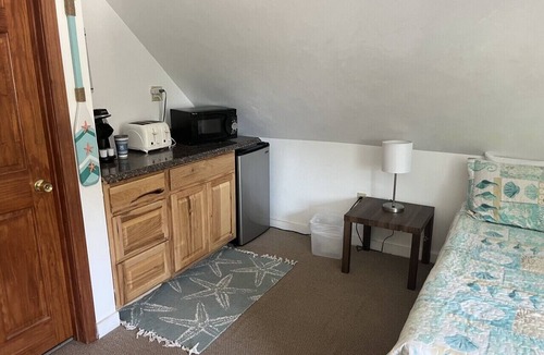Old Orchard Beach Bed & Breakfast | Charming Top-Floor Queen Room with Sloped Ceilings, Walk to the Beach
