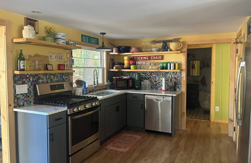 Livermore House | Charming waterfront 3-bedroom house on spring-fed Brettuns Pond