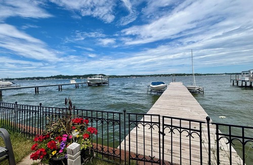 Macatawa House | Charming waterfront cottage right on Lake Macatawa
