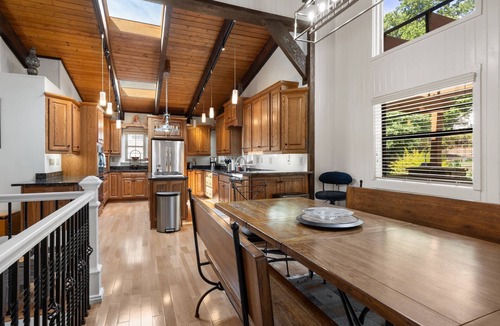 Buford House | Charming Weekend Escape | Private Dock | Lake Lanier | Waterfront | Grass-to-Water Dock Access!