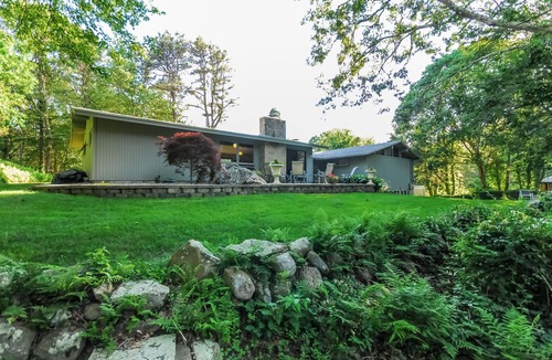 Matunuck House | "Chat's on the Rocks".Secluded Family Friendly Comfort