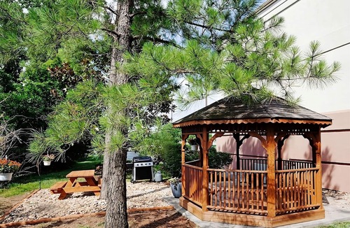 Ashley Oaks Hotel | Check out East Tennessee History Center! 2 Family-friendly Units W/Kitchens!