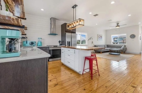 Port Aransas House | Cheerful 4 Bedroom home with beach views!