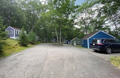 Edgecomb Cottage | Cheerful Cottage Close to Everything 12