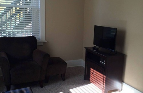 Forest Hills Apartment | Chic 1-bedroom with WiFi and AC in awesome Pittsburgh