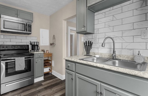 Franklin Park House | Chic❤️2BR near DT, 8 min walk to Franklin Park/Conservatory/Trolley District