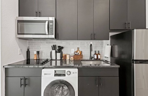 Oak Cliff Apartment | Chic Bishop Arts Suite | Fitness + Yoga + Games