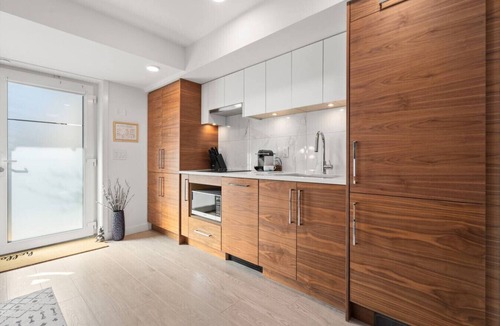 Lower Lonsdale Apartment | Chic & Cozy Studio w/Patio| Fast WiFi| Nespresso