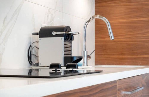 Lower Lonsdale Apartment | Chic & Cozy Studio w/Patio| Fast WiFi| Nespresso