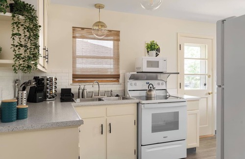 Sharon Heights House | Chic | King Bed | Family Items & Games | Dogs ok