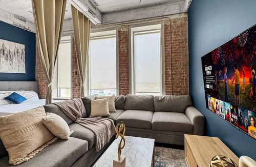 Downtown Dallas Apartment | Chic Loft 828 3bd Sleeps 16 Free Parking