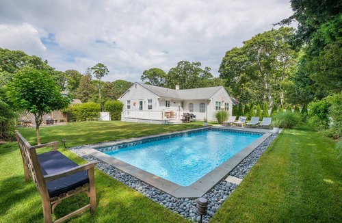 Hampton Bays House | Chic modern beach cottage with heated pool