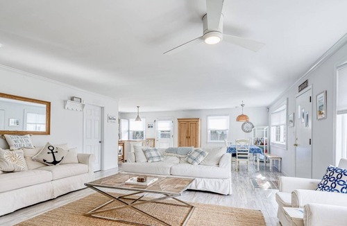 Hampton Bays House | Chic modern beach cottage with heated pool