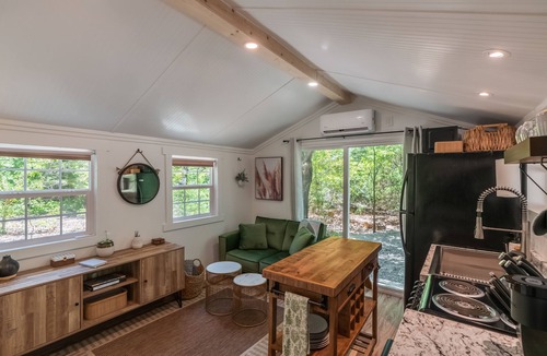Greenville Cabin | Chic PRIVATE cabin in the woods -> queen bed, deck, high-speed Wifi