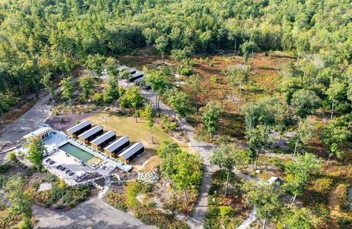 North Sebago Cabin | CHICKADEE - RESORT WITH 12 PROPERTIES. NATURAL POND FOR SWIMMING.