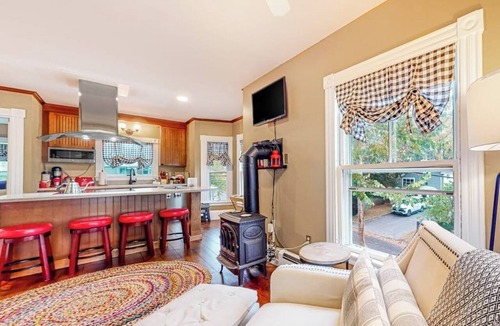 Kennebunkport Apartment | Classic apartment in the heart of town - walk to beaches/eateries