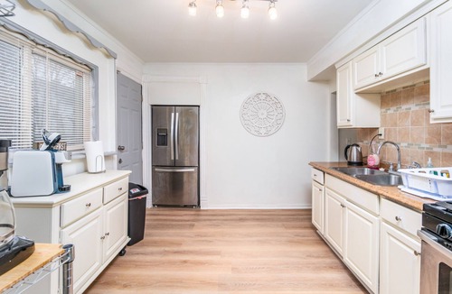 Front Park Apartment | Classic Buffalo Apt. Close to Downtown and Elmwood