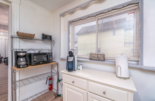 Front Park Apartment | Classic Buffalo Apt. Close to Downtown and Elmwood