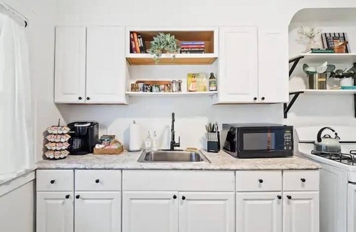 Cleveland Apartment | Classic Meets Contemporary I Minutes to Cle Clinic