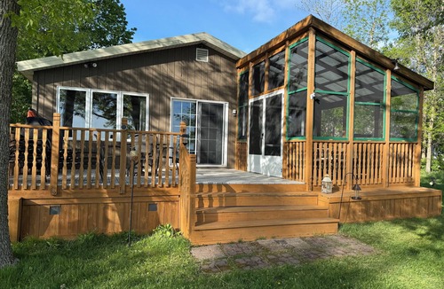 Hillman Cabin | Classically Charming, Private Cabin to Enjoy Nature - Boats + Pets Welcome