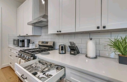 Dallas House | Clean luxury, furnished house for rent