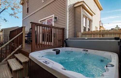 Detroit - Shoreway House | Cleveland Escape - Hot Tub - Karaoke Machine - Sleeps 12