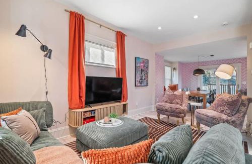 Detroit - Shoreway House | Cleveland Escape - Hot Tub - Karaoke Machine - Sleeps 12