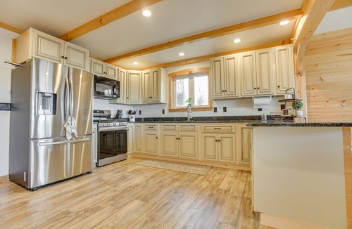 Woodland Cabin | Cliffside Cabin | Hot Tub, Pickleball, Fire Pit + More!
